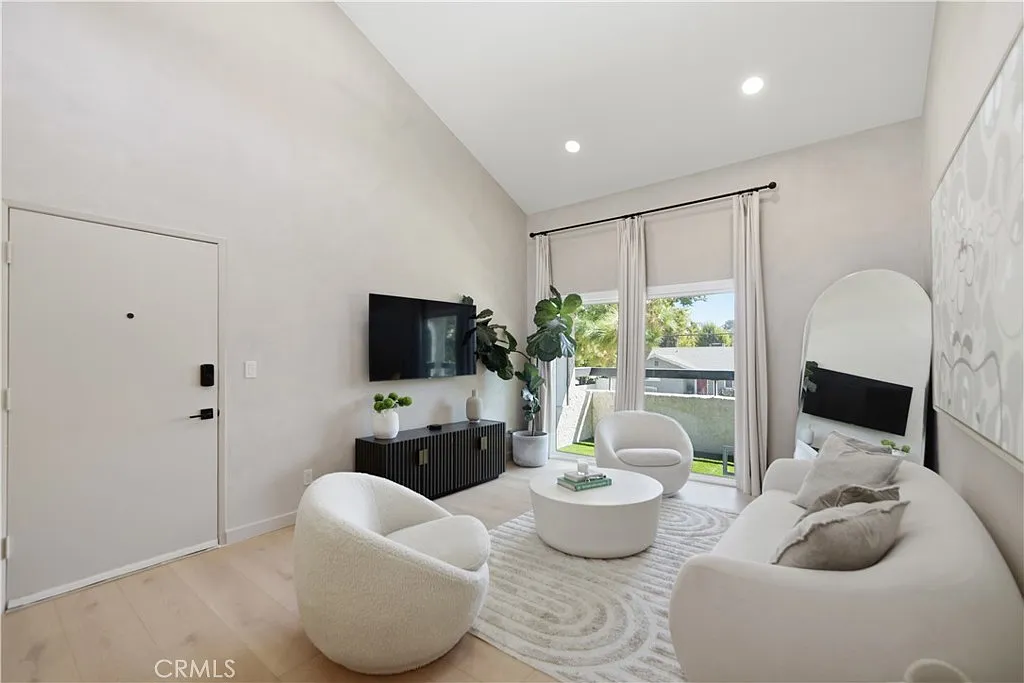 3 bed, 1007 sqft, $3,150 — Photo 1