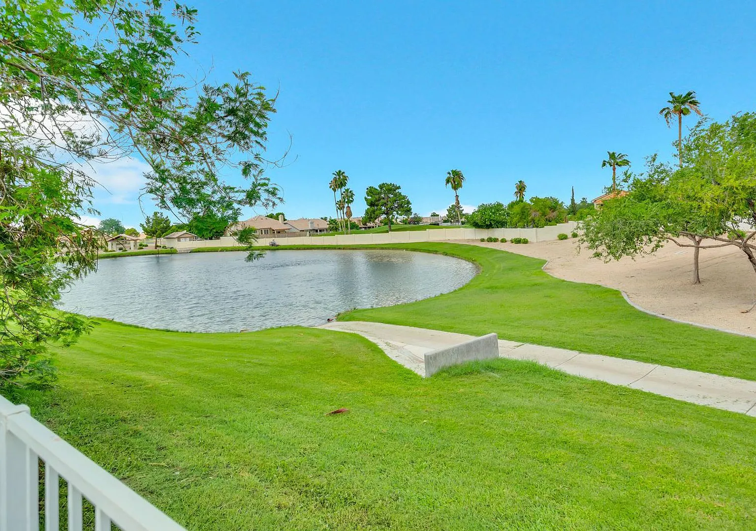 Beautiful 3 bedroom, 2 bath in great Mesa location! — Photo 1