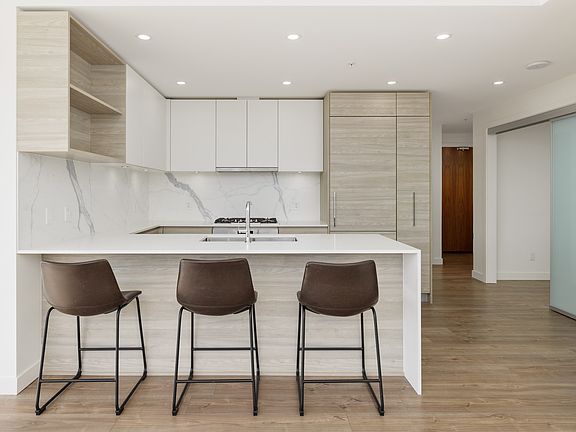 4th image of 585 Austin Ave #405