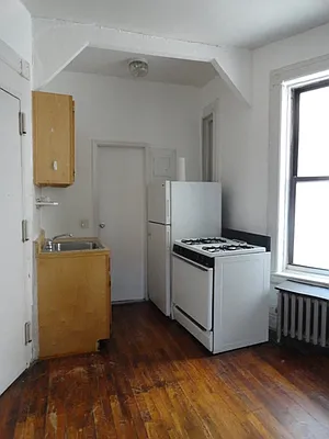 Rented by Perry Associates NYC Inc | media 18