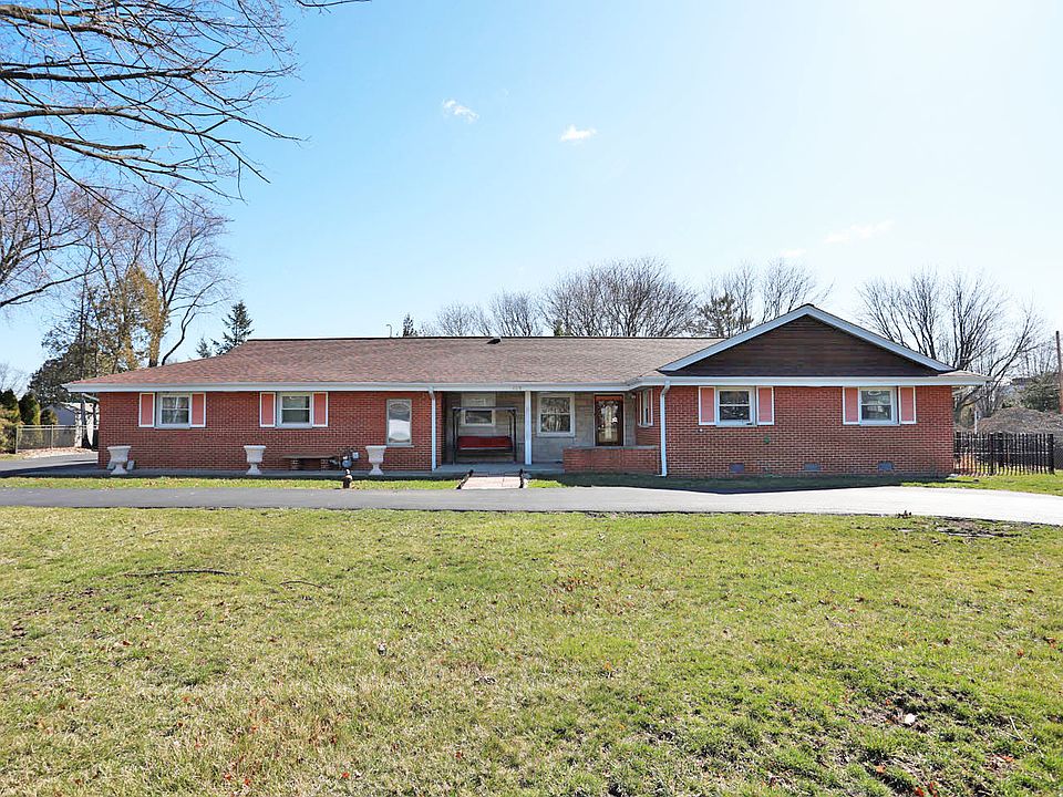 1st image of 409 Lexington Dr