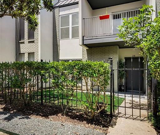 3rd image of 1300 Augusta Dr APT 28