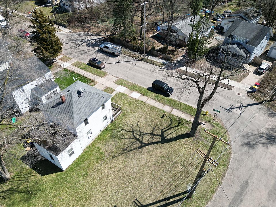 2nd image of 1003 Dickinson St SE