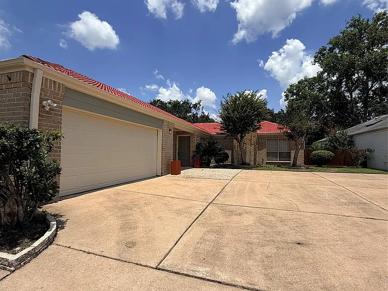 7846 Bankside Dr — Photo 3