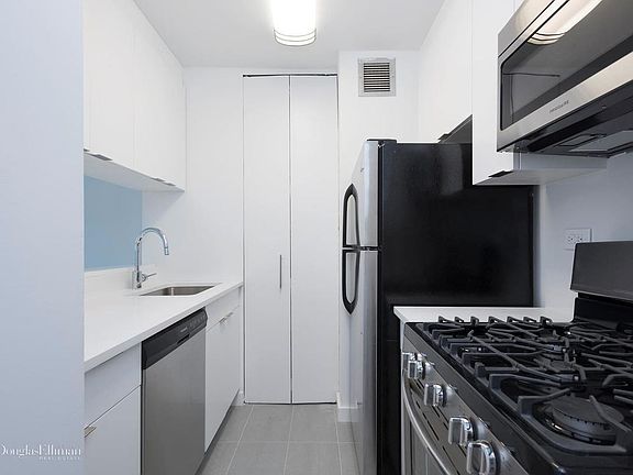 3rd image of 230 W 55th St APT 20C
