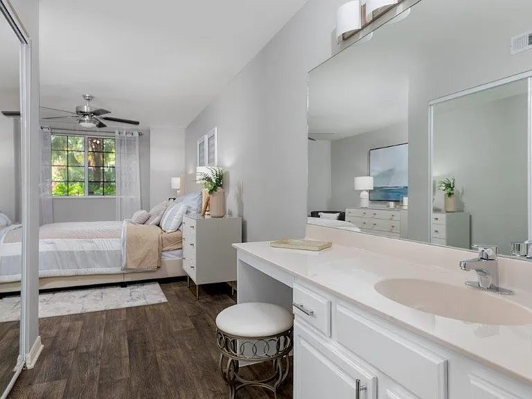 Manatee Bay Apartments — Photo 28