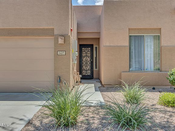 3rd image of 1427 W WEATHERBY Way
