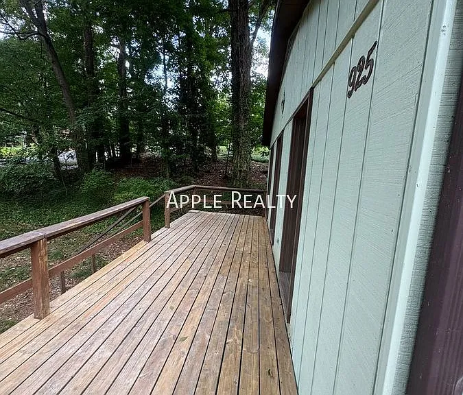 925 Fleming Dr — Photo 2