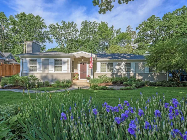146 Oakwood Rd, Hopkins, MN 55343