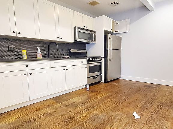 2nd image of 634 Kosciuszko St APT 3R