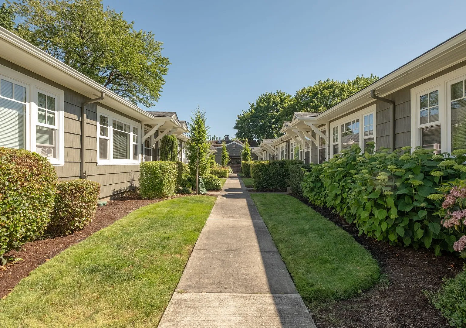 Holladay Court Apartments (Czop08) — Photo 1