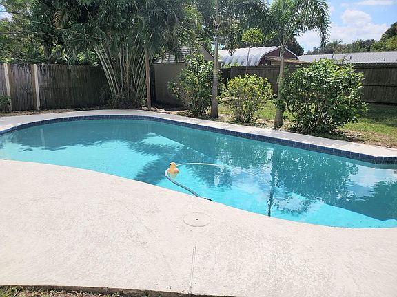 3rd image of 11138 Valencia Ave