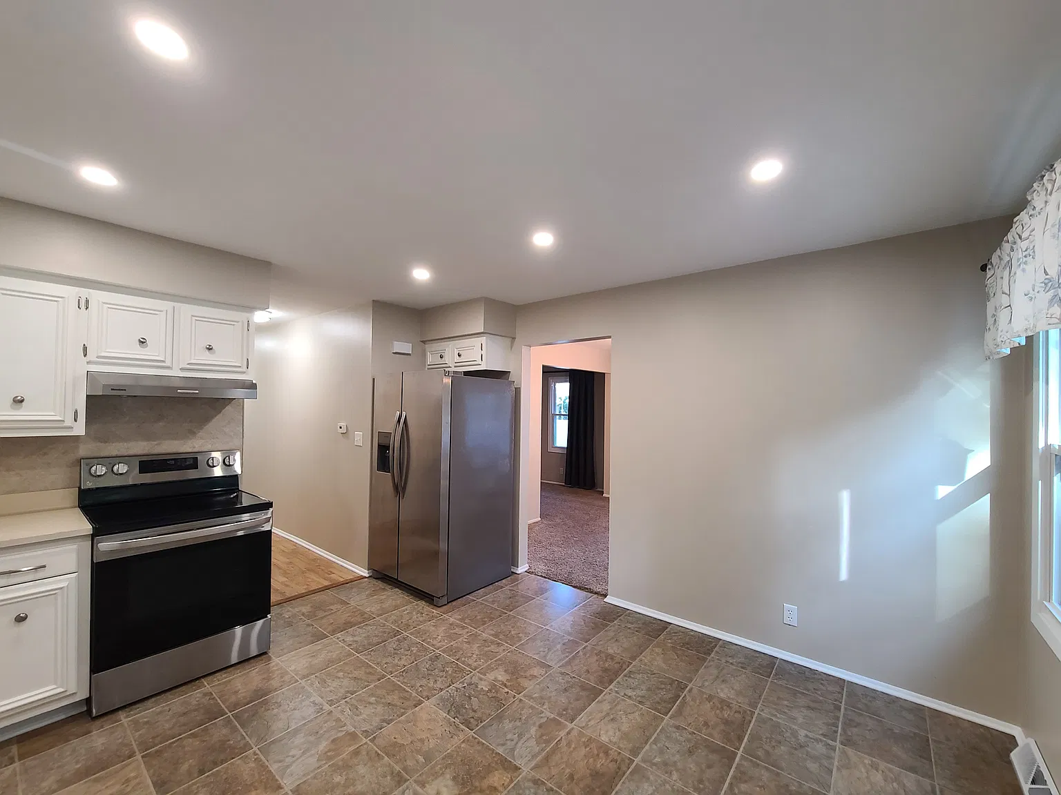 3 bed, 2.5 bath, 1690 sqft, $2,500 — Photo 2