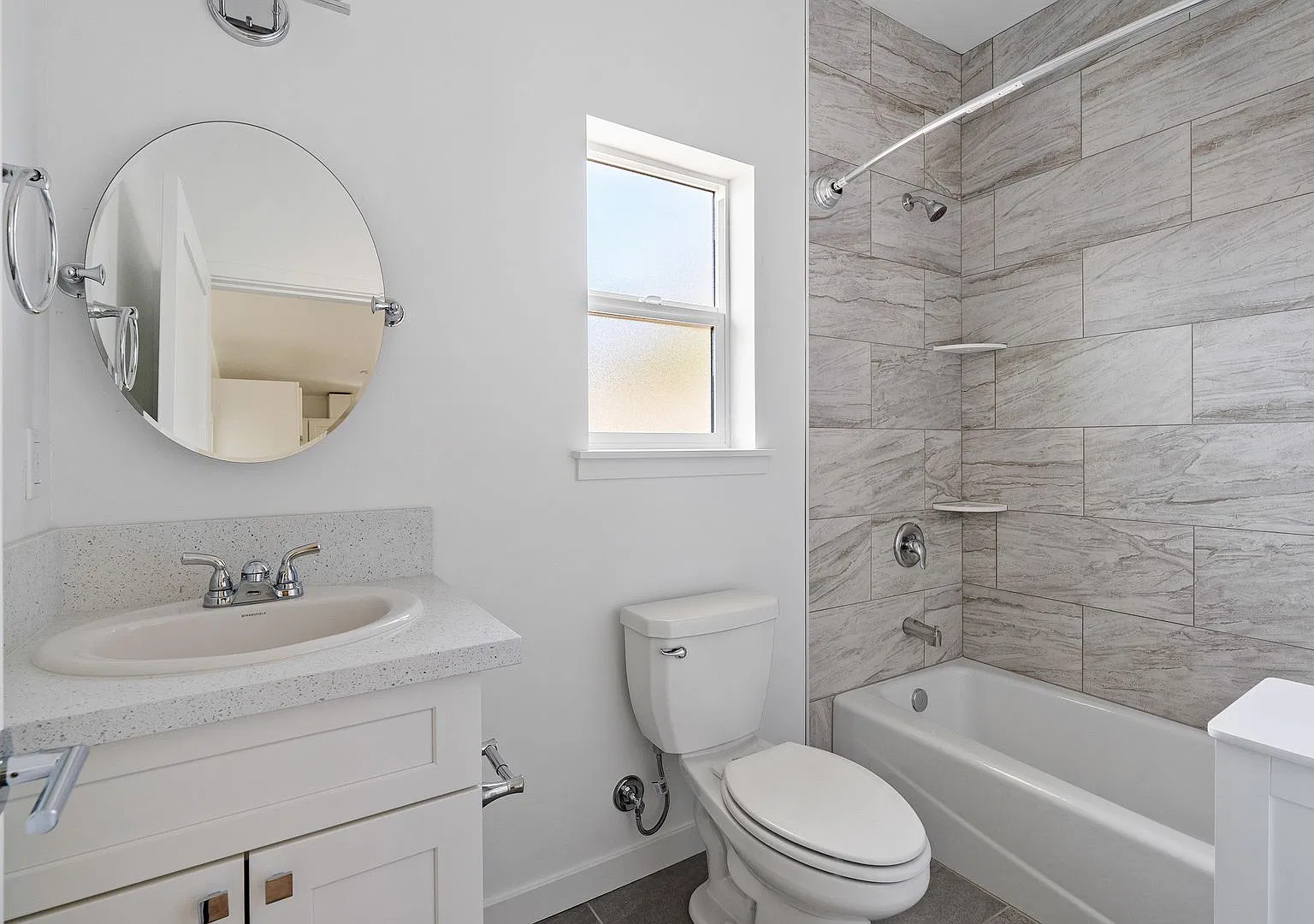 Available For 2027-2028 School Year...12 Bedrooms 6 Bathroom Property Near Campus-Newer Construction — Photo 3