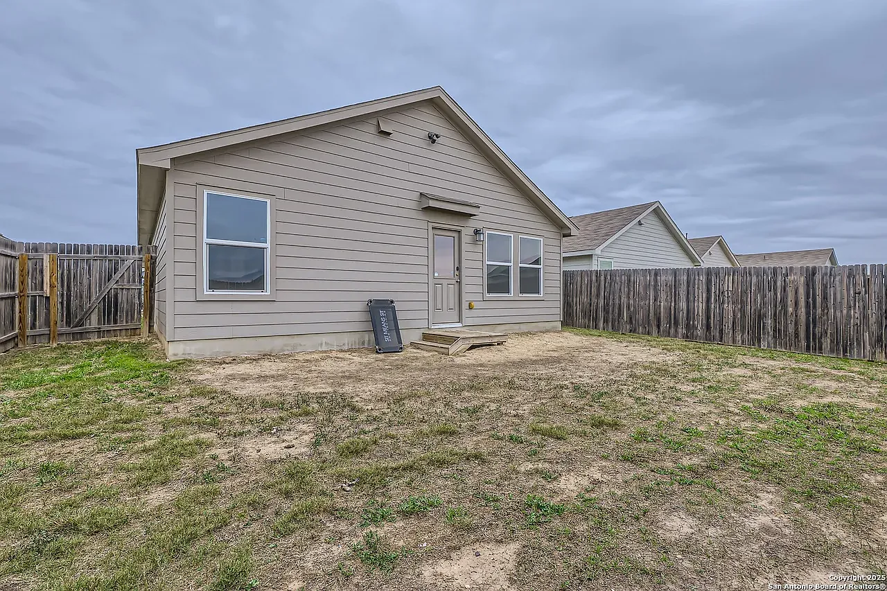 4 bed, 1635 sqft, $2,000 — Photo 2