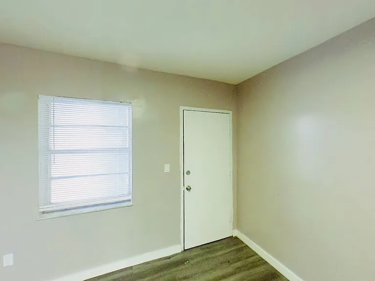 Centrally Located Gated Property Just Outside of Downtown Miami — Photo 20