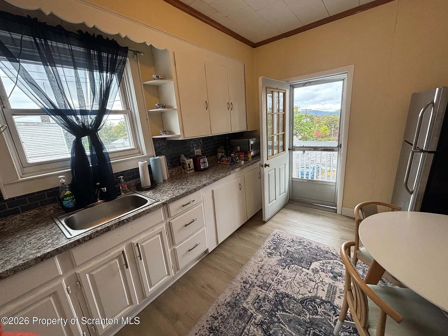1 bed, 1.0 bath, 1869 sqft, $1,100 — Photo 2