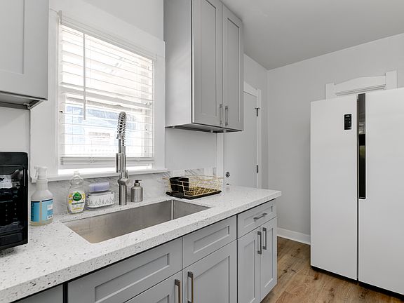 3rd image of 4415-17 E Thorn St