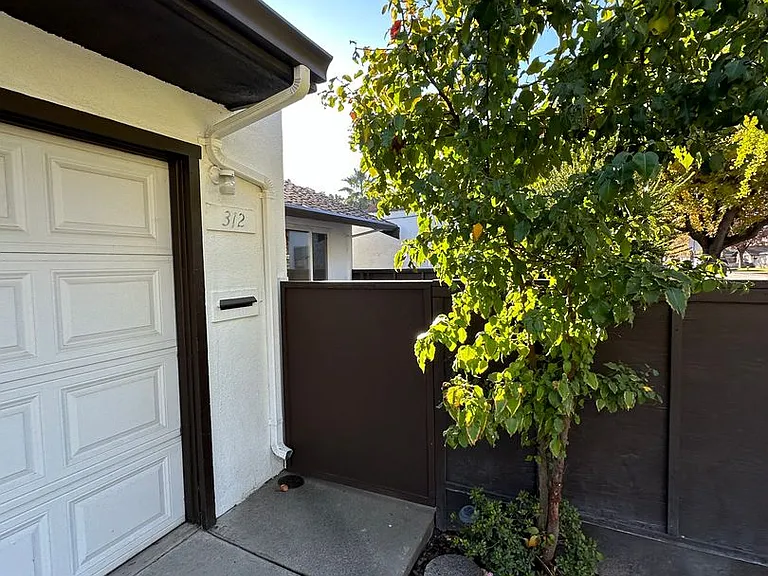 312 N Riverside Dr — Photo 3
