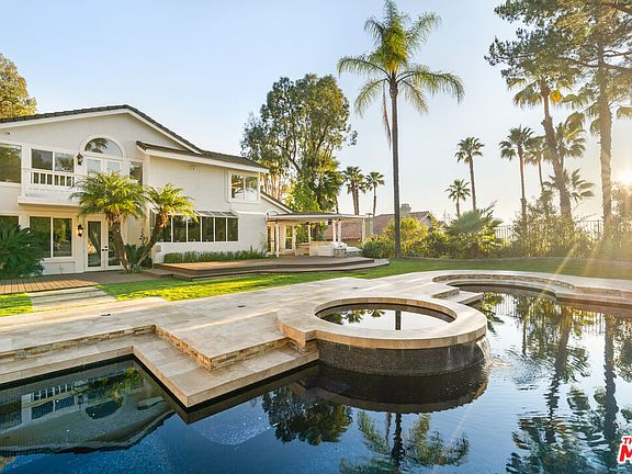 3rd image of 22137 Cairnloch St