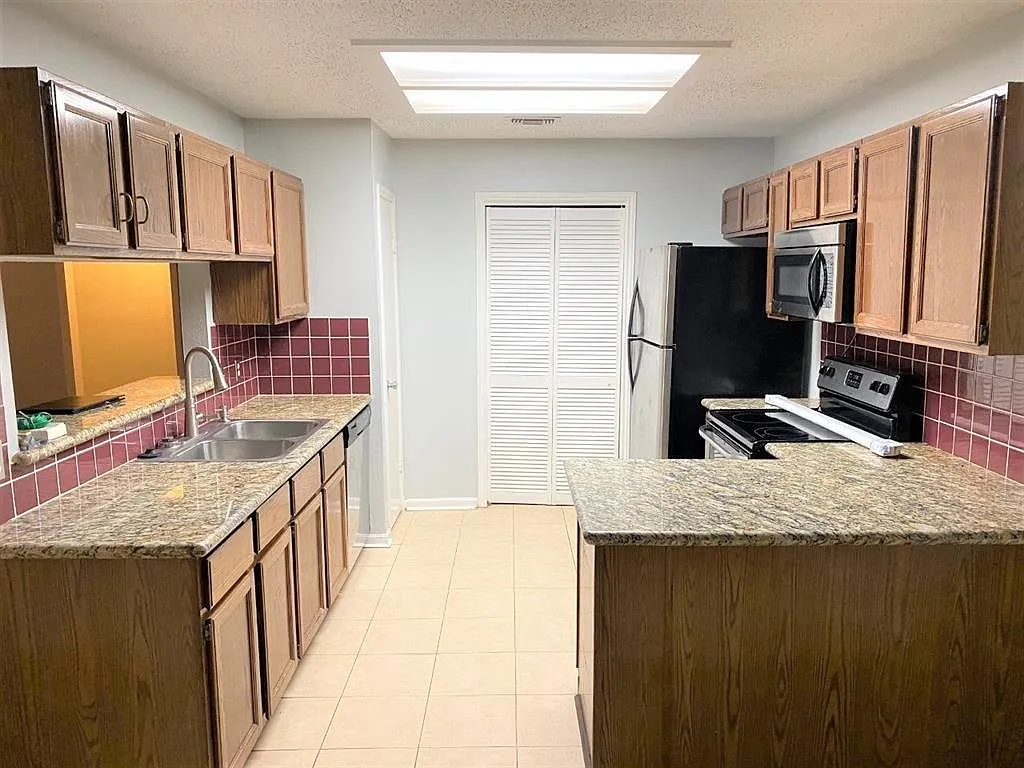 3 bed, 2.0 bath, 1459 sqft, $2,199 — Photo 2