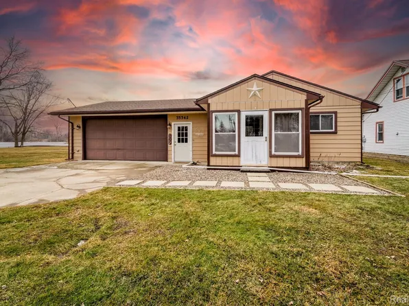 35342 Lake Dr, Brownstown, MI 48173