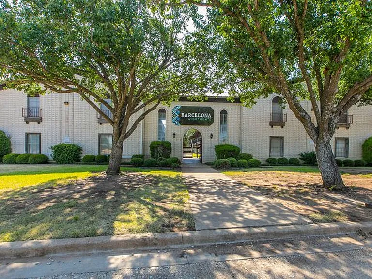 400 Johnson Dr — Photo 2