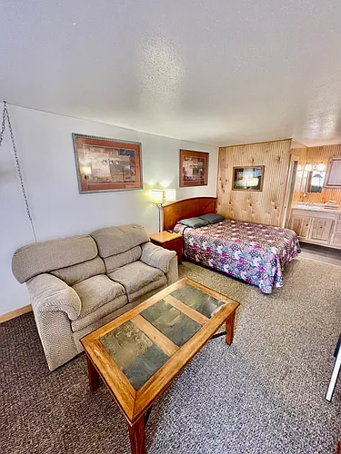 102 N Maple Ave Photo 1