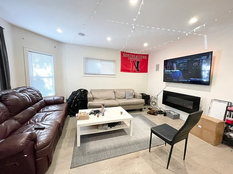 21 Iroquois St #1A — Photo 4