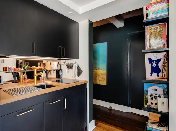 320 East 42nd Street image 8 of 13