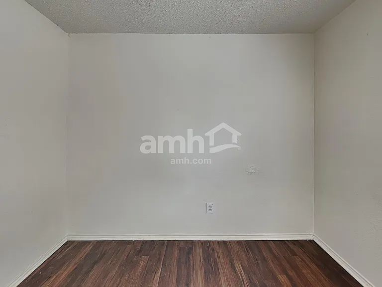300 Trailwood Dr — Photo 18