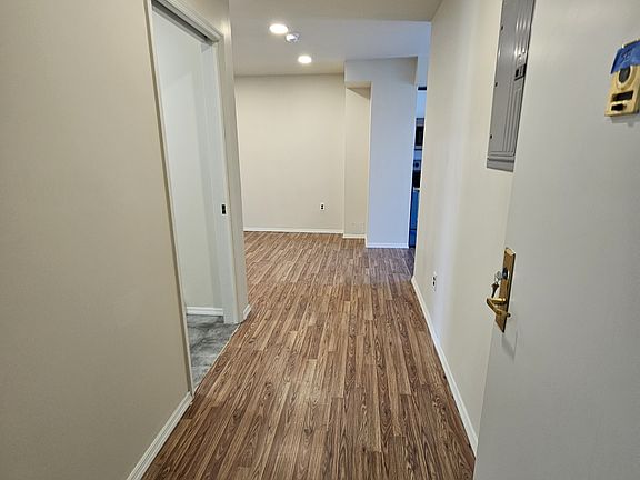 4th image of 686 Eagle Ave #5B