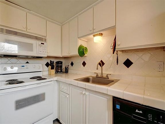 Built in microwave/vent hood is a nice addition.