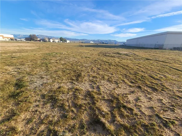 1 Malaki Rd, Apple Valley, CA 92308