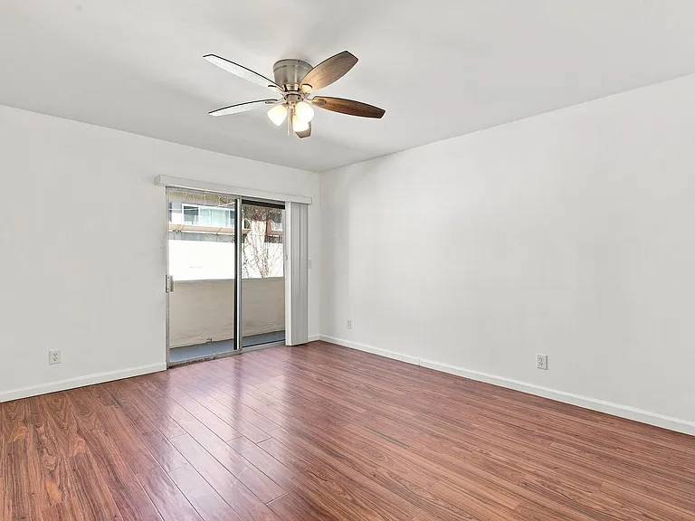 956 Elden Ave — Photo 16
