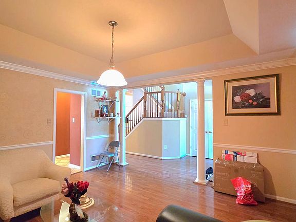5th image of 855 Queens Park Dr