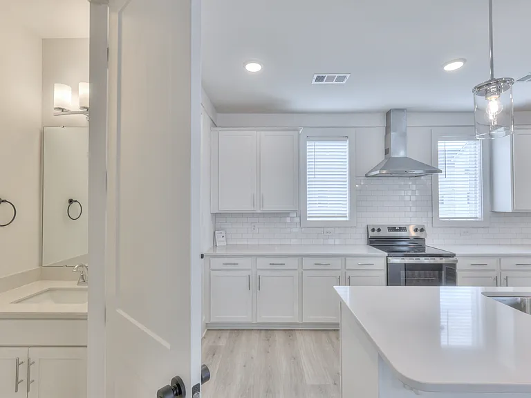 1589 Residences — Photo 36