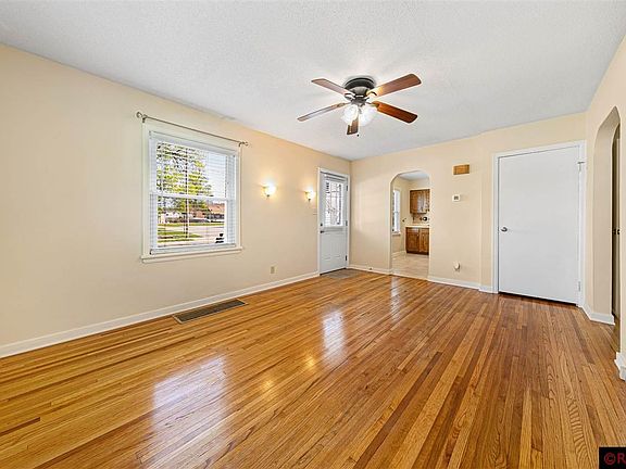 4th image of 109 Washington St