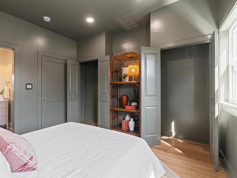 1031 Mercy St — Photo 19