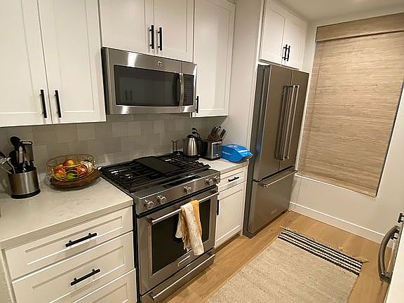 2nd image of 943 12th St APT 6