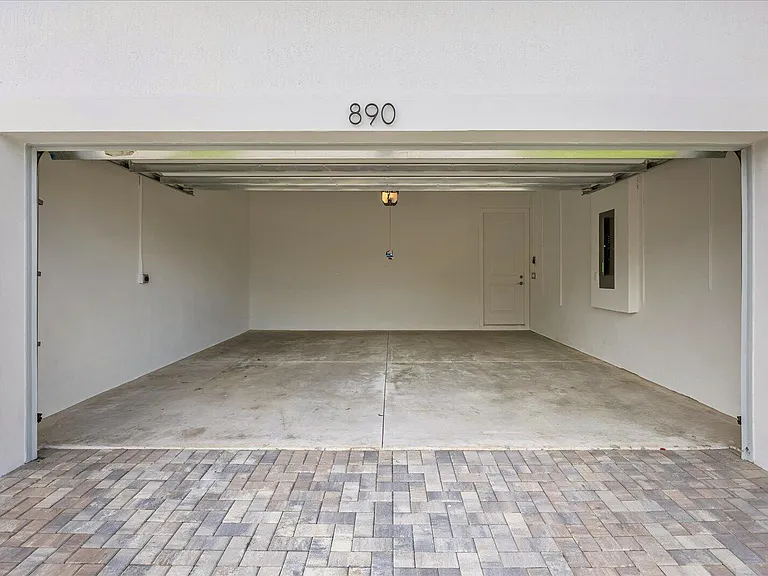 890 SW Newfield Pkwy — Photo 38
