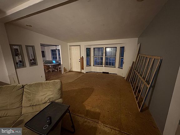 2nd image of 824 Hawks Bridge Rd