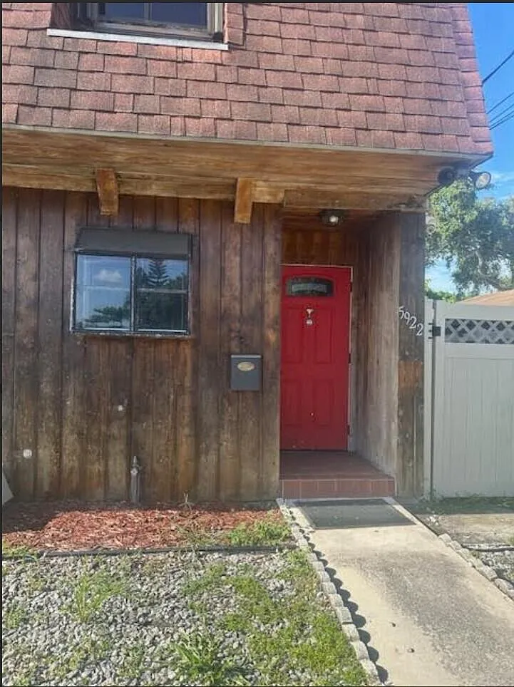 2 bed, 1.5 bath, 2223 sqft, $1,900 — Photo 2