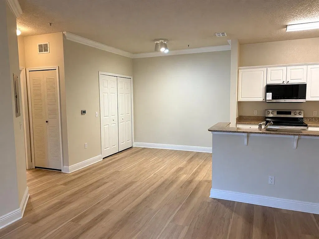 1 bed, 1.0 bath, 838 sqft, $1,695 — Photo 2