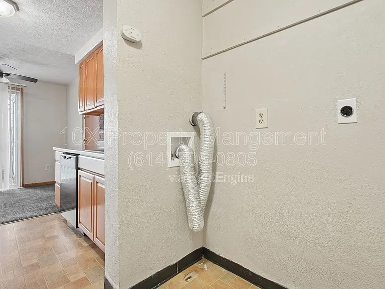 2523 Burgandy Ln — Photo 9