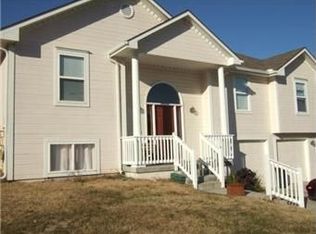 908 E 16th St, Kearney, MO 64060