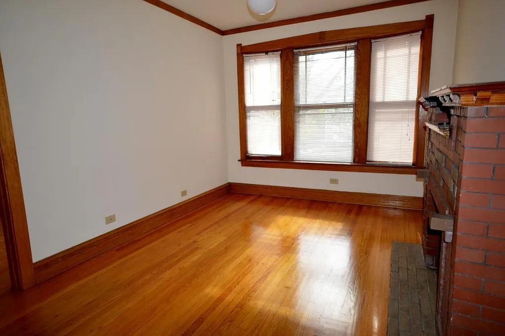 Building Photo - 2116 W Berteau Ave #1