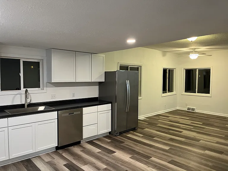 121 N Maple St — Photo 3