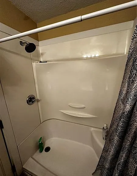 990 Oakland Apt A Tub&shower_07162025