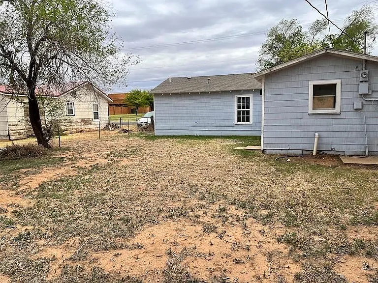2414 Baylor St — Photo 13